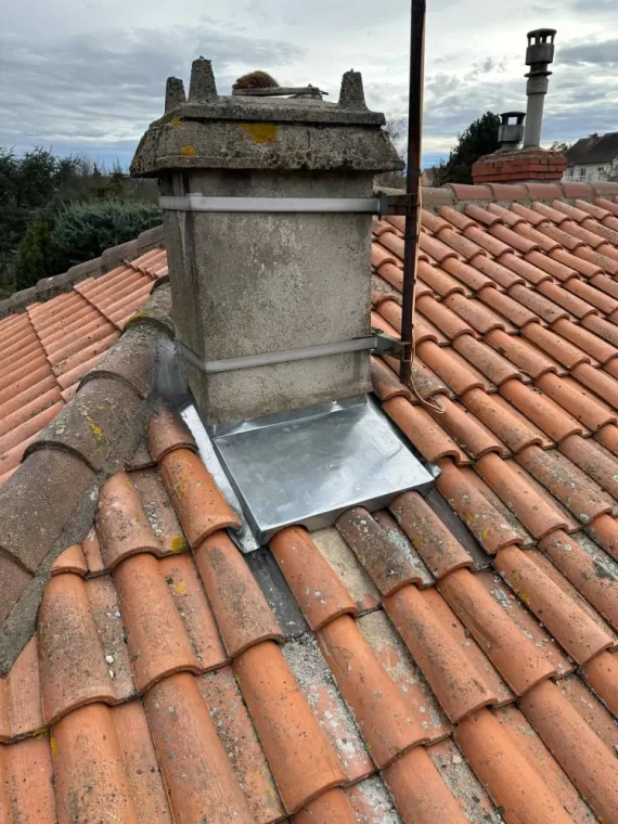 Abergement de cheminée en zinc sur mesure à Prémilhat.