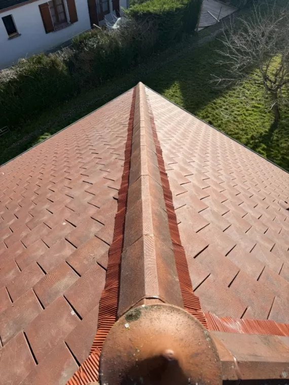 Pose d'un closoir ventilé en aluminium sur tuiles plates.