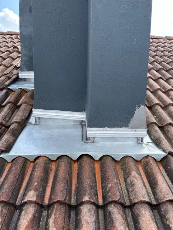 Abergement de cheminée en zinc sur mesure à Clermont-Ferrand.