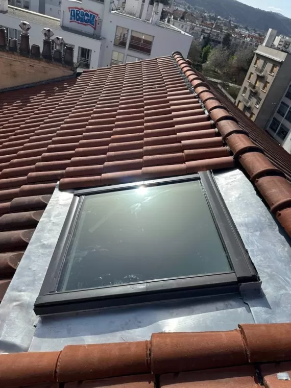 Création et pose d'une fenêtre d'extraction de fumée pour ERP.