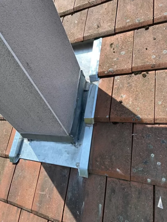 Abergement de cheminée en zinc sur mesure à Ambert.