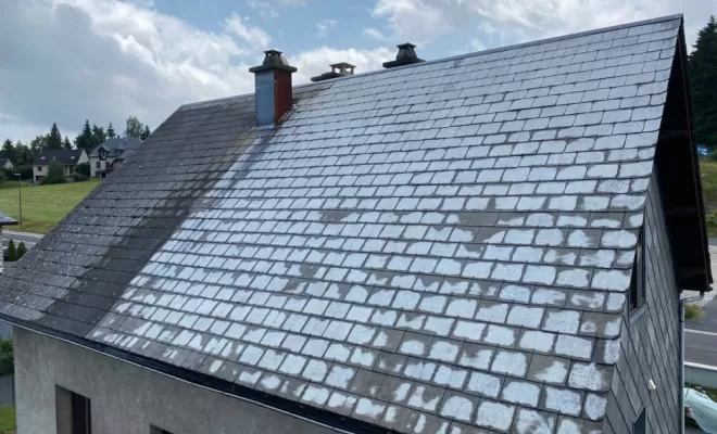Passage du surpresseur décrassant sur une toiture poreuse à Besse.