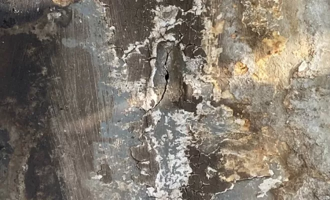 Dégâts de l'ancien abergement de cheminée sur la charpente à Chaptuzat.