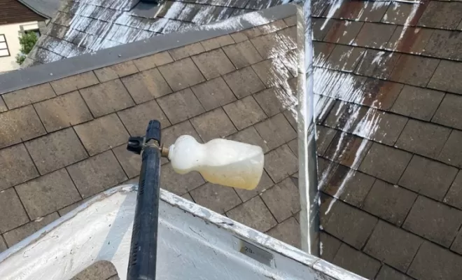 Passage du surpresseur décrassant sur une toiture poreuse à Besse.