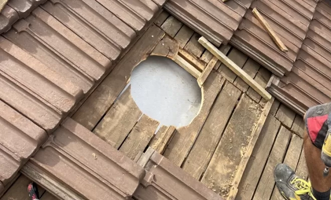 Découpe de la volige pour l’extracteur d’air solaire EKOSUN22 à Mably.