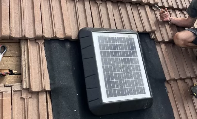Pose de l’extracteur d’air solaire EKOSUN22 à Mably.
