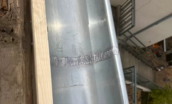 Soudure des nouvelles gouttières en zinc sur mesure à Savigneux.