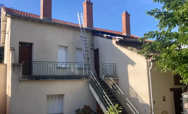Dépose des anciennes gouttières à Savigneux.