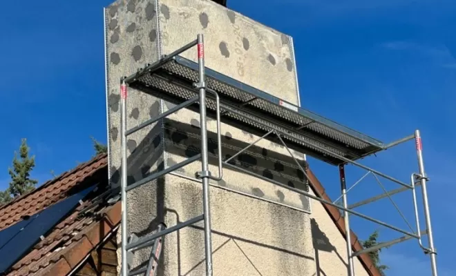 Cheminée en cours de consolidation à Broût-Vernet.