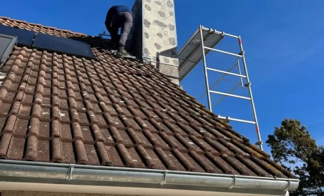Cheminée en cours de consolidation à Broût-Vernet.