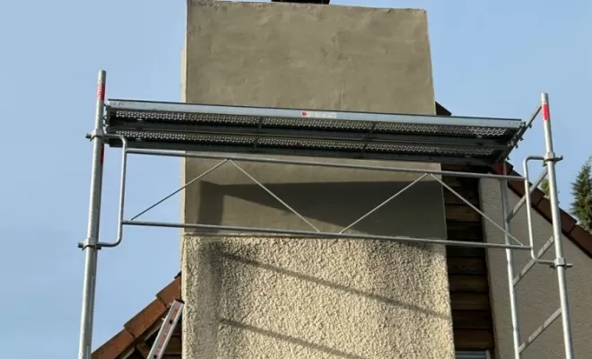 Cheminée en cours de consolidation à Broût-Vernet.