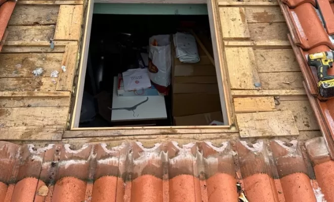 POSE D’UN VELUX À VOLET ROULANT À GERZAT, Clermont-Ferrand, ARH - Couverture Zinguerie