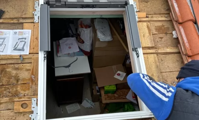 POSE D’UN VELUX À VOLET ROULANT À GERZAT, Clermont-Ferrand, ARH - Couverture Zinguerie
