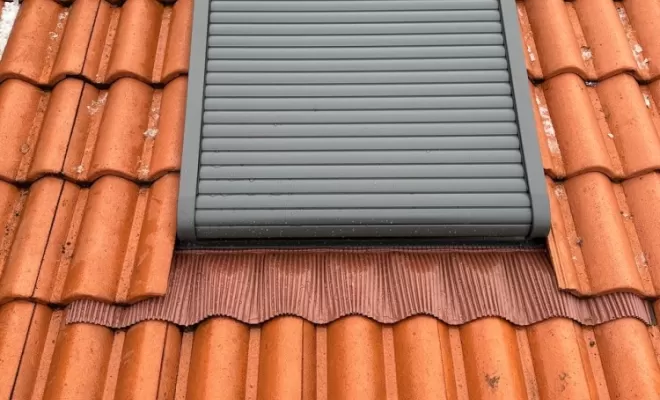 POSE D’UN VELUX À VOLET ROULANT À GERZAT, Clermont-Ferrand, ARH - Couverture Zinguerie