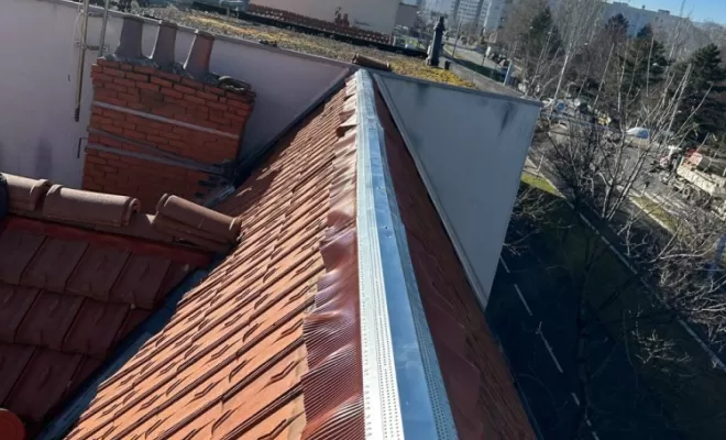 Pose d'un closoir ventilé en aluminium sur tuiles terre cuite.