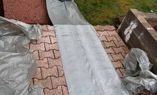 Bâchage et protection des alentours du chantier.