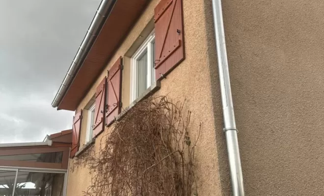 Pose de gouttières en zinc à Cournon.