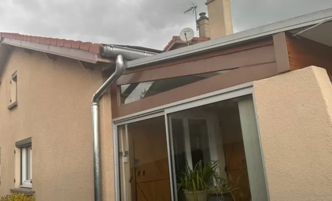 Pose de gouttières en zinc à Cournon.